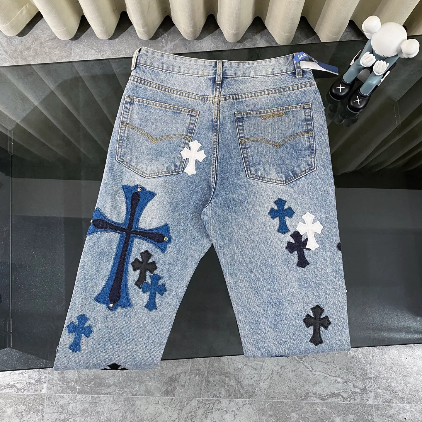 P310 Ch rare co-branded top item Chrome hearts new Chrome heart patchwork patchwork cross stitching micro-flare jeans Top-notch configuration, details are invincible! ! Cleanfit has become very popular in the past two years, and Kroxin’s consistent style is particularly high-end! ! Imported Japanese woven fabric ready-made clothes, genuine leather Crocodile leather labels and waist cloth leather tags are sewn on. The overall process is very cumbersome. The buttons on the trousers fly, rivets, back pockets, and metal decorative plates are all custom-made from molds. After they are finished, they are distressed to create a very effective effect. It has a vintage taste, and has been used by all kinds of big-name European and American celebrities. Kenijima’s cleanfit style has become popular all over the world. Top-grade hardware, pay attention to my detailed photos, the buttons are all detachable, and they are made of 925 engraved silver! ! Match as you like, suitable for both men and women ✔️✔️ Color: blue Size: 28—36